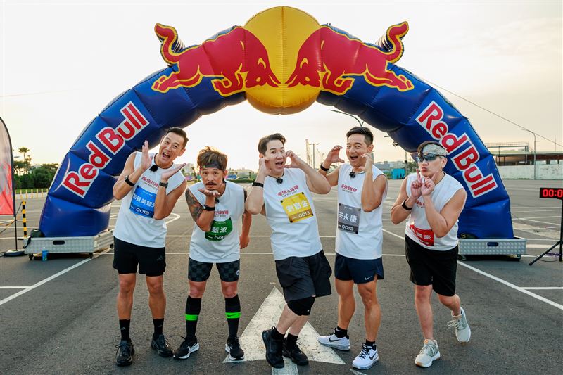 「最強50+男單」戰況白熱化,左起加賀美智久、藍波老師、劉爾金、岑永康、孫國豪。(圖/好看娛樂提供)