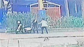 疑不滿每天跳廣場舞，台中男持刀，「割頸」，驚悚畫面曝　67歲婦中8刀插管，監視器影像(圖／翻攝畫面)