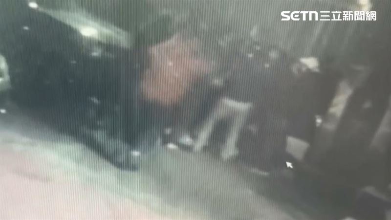 苗栗頭份市某KTV爆發酒客鬥毆衝突，3男遭摺疊刀刺傷，1人傷重不治。（圖／翻攝畫面）