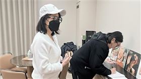 藍心湄（左）與邱瓈寬赴曹西平靈堂弔唁。（圖／翻攝自冬瓜行旅（小冬瓜）臉書）