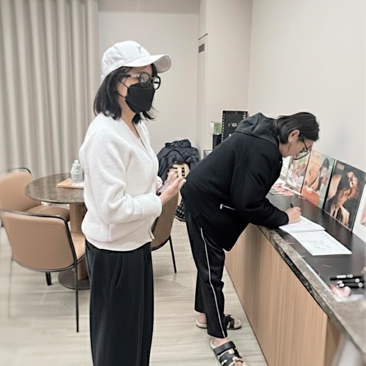 藍心湄(左)與邱瓈寬赴曹西平靈堂弔唁。(圖/翻攝自冬瓜行旅(小冬瓜)臉書)