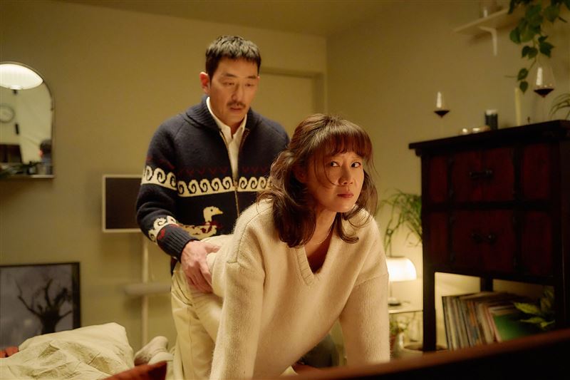 河正宇（後）與孔曉振（前）時隔13年後，再度攜手合作拍片。（圖／采昌國際多媒體 提供）