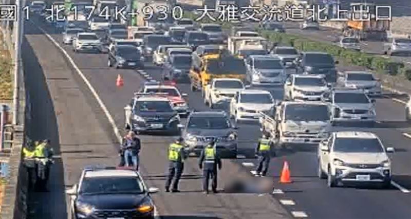 男子持刀砍傷婦人後，疑步行逃往國道，遭車輛撞擊雙腿骨折。(圖／翻攝畫面)