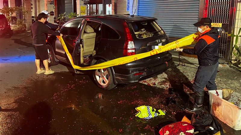 車輛遭人丟擲鞭炮，炸碎後擋風玻璃。（圖／翻攝畫面）