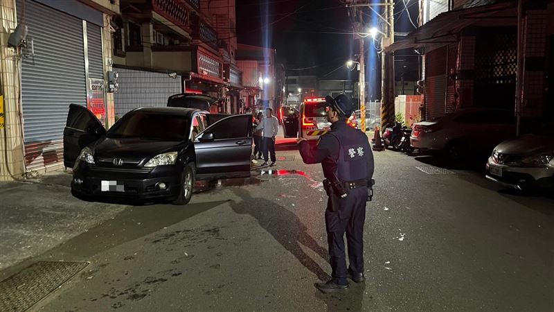 涉嫌丟擲鞭炮縱火的嫌疑人，犯案後逃離。（圖／翻攝畫面）