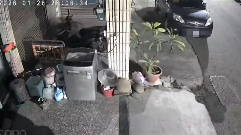 高雄市旗山區泰安街昨天（28日）深夜，驚傳火燒車事故，一輛車停在路邊，遭人丟擲鞭炮，炸碎後擋風玻璃毀損，還因爆炸高溫釀成火燒車。（圖／翻攝畫面）