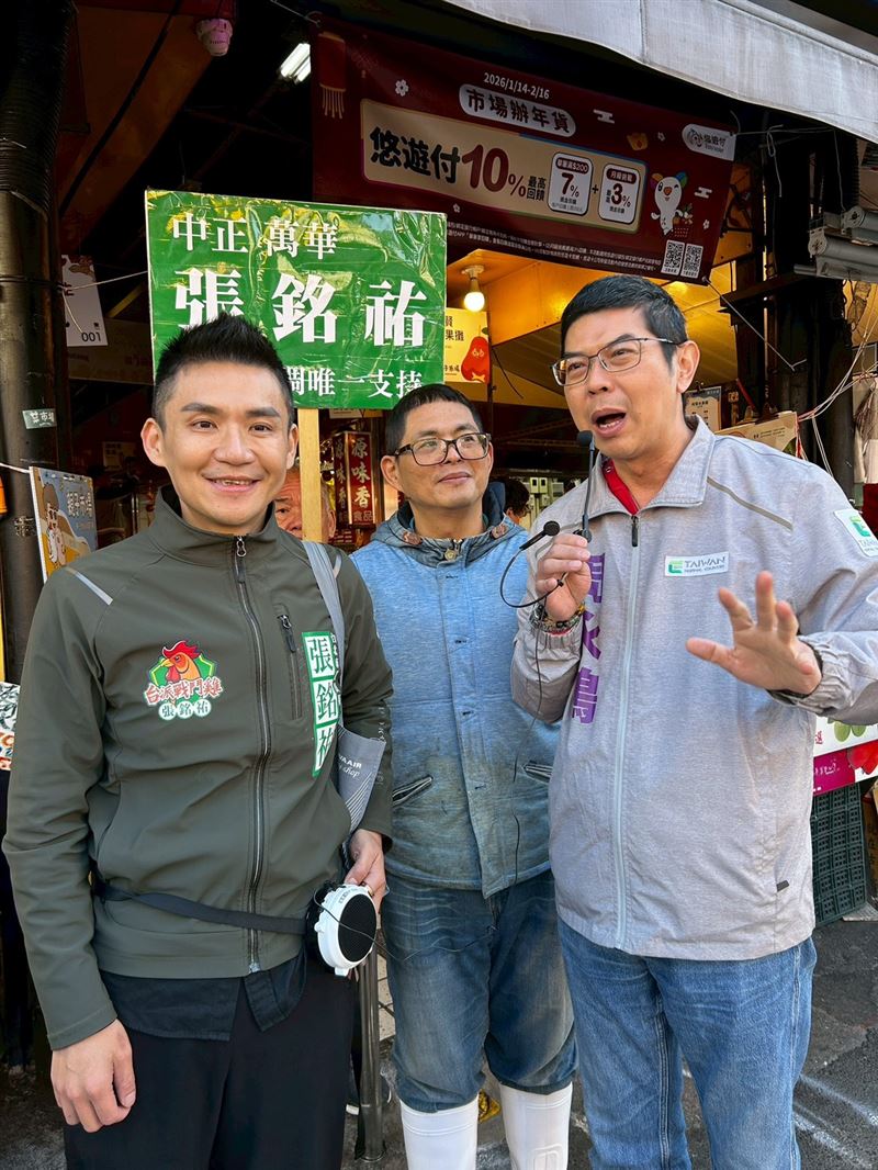 台派戰鬥雞張銘祐（左）怒批在野亂國會　攜手周永鴻（右）高喊捍衛民主
