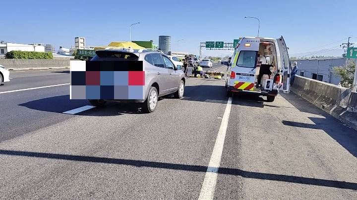 35歲張姓男子持刀砍人後，徒步逃往國道一號大雅交流道，闖入車道遭車輛撞擊，雙腿骨折。(圖／翻攝畫面)