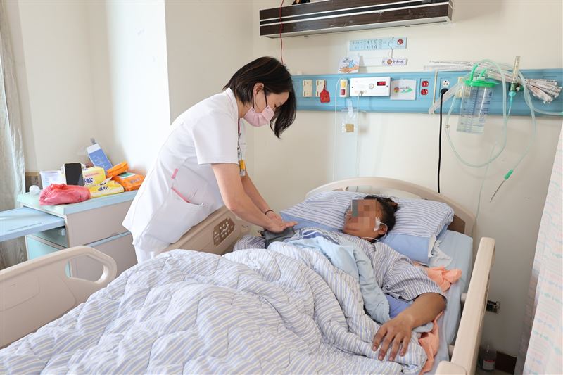 經過4次重大手術與加護病房14天的生死搏鬥，陳姓女子搶回一命，但完全不記得車禍及住院過程。（圖／彰化醫院提供）