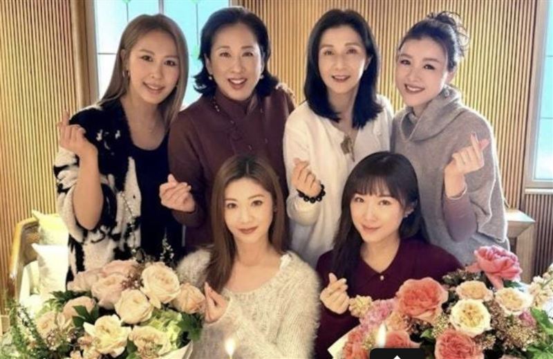 陳茵媺（後排右一）現身名媛慶生趴。（圖／翻攝自翁嘉穗IG）