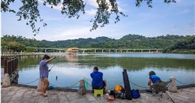大湖湖畔設置釣魚平台，讓民眾可以合法釣魚。（圖／翻攝自臺北旅遊網）