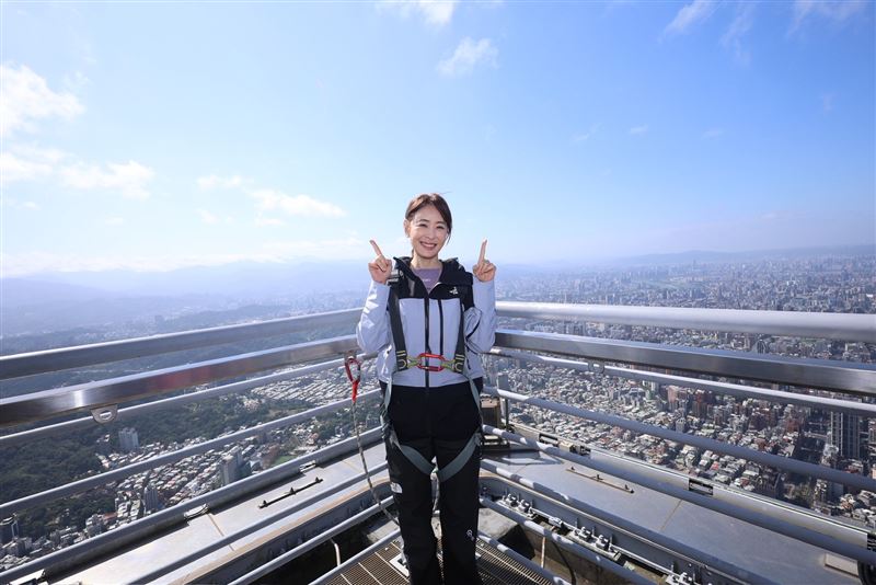 台北101董事長賈永婕體驗Skyline460觀景台，俯瞰全台北。近日被拱選市長，她直言「絕對不可能」，稱市政重責應交給有經驗的人。（圖／記者鄭孟晃攝影）