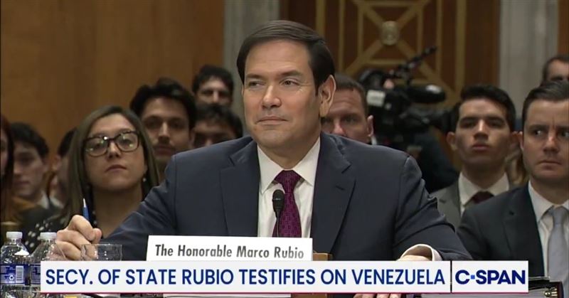 美國國務卿魯比歐在國會聽證會上為抓捕馬杜洛行動辯護。（圖／翻攝自X平台 @DIFUNDELOYA）