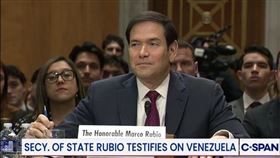 美國國務卿盧比歐在國會聽證會上為抓捕馬杜洛行動辯護。（圖／翻攝自X平台 @DIFUNDELOYA）