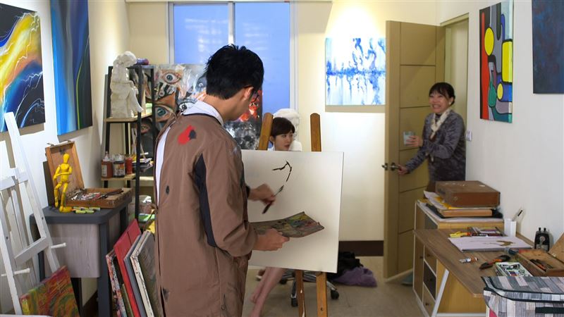 王晴在劇中大膽擔任人體藝術模特兒，范瑞君意外開門看呆了。（圖／民視提供）