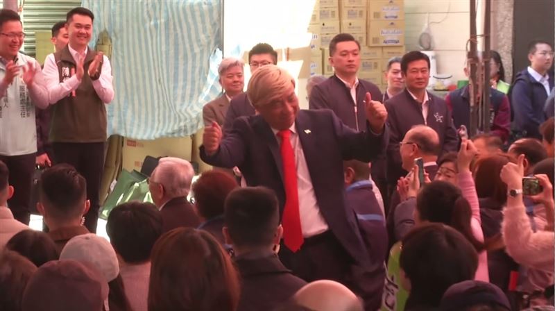 賴清德與打扮成川普的民眾逗趣互動，現場響起熱烈掌聲（圖／翻攝畫面）