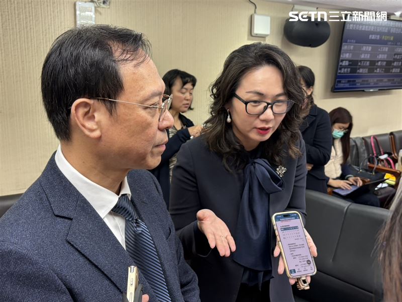 健保署長陳亮妤（右）補充，目前統計基層診所春節期間開診率，初一為7%、初二8%、初三11%、初四25%、初五41%。醫院整體約有7成開診，目前衛福部也積極跟22個縣市、醫師公會合作協調。（圖／記者簡浩正攝影）