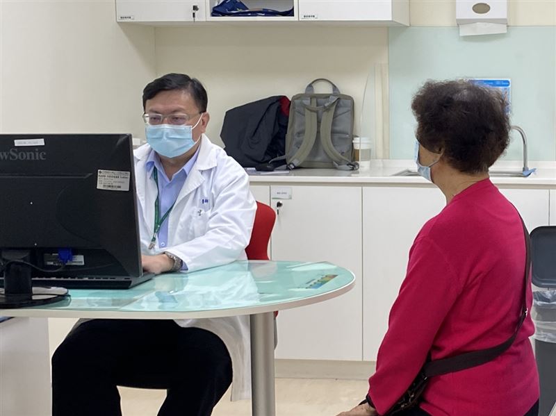 神經內科邱百誼主任指出，膽固醇不僅與心血管健康相關，也是神經細胞膜與突觸功能的重要成分。（圖／記者蕭麗鳳攝、醫健新聞網提供）