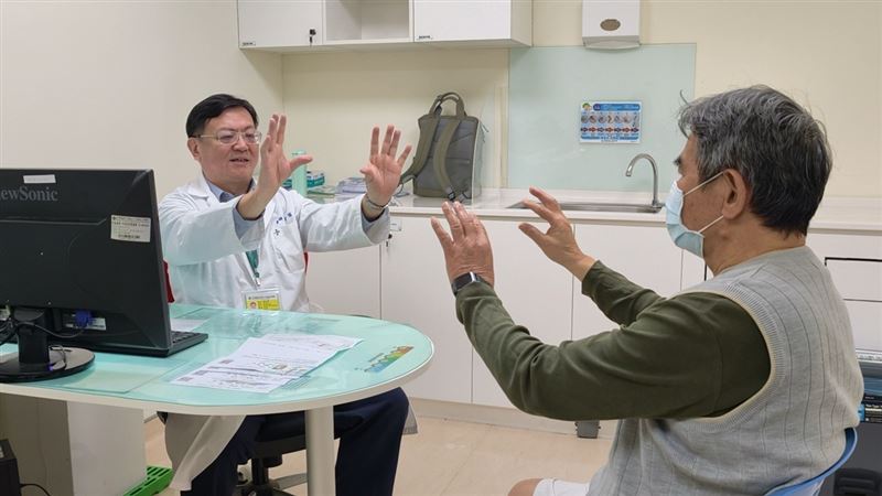 對高齡者而言，膽固醇數值異常下降，可能反映營養不良、身體衰弱或潛在疾病，是認知退化的早期警訊之一。（圖／記者蕭麗鳳攝、醫健新聞網提供）