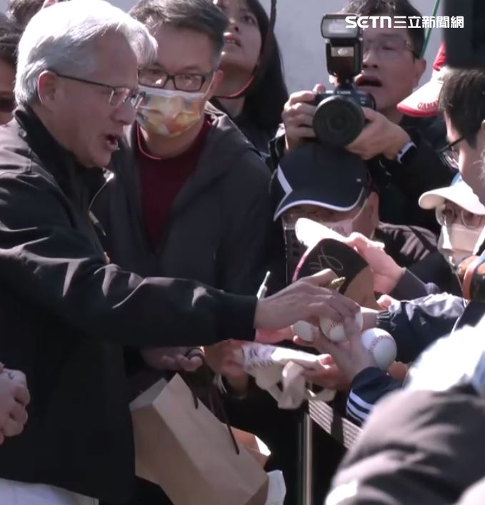 黃仁勳再度「寵粉」，耐心替粉絲一一簽名還不忘叮嚀：「不可以拿去賣。」（圖／三立新聞）