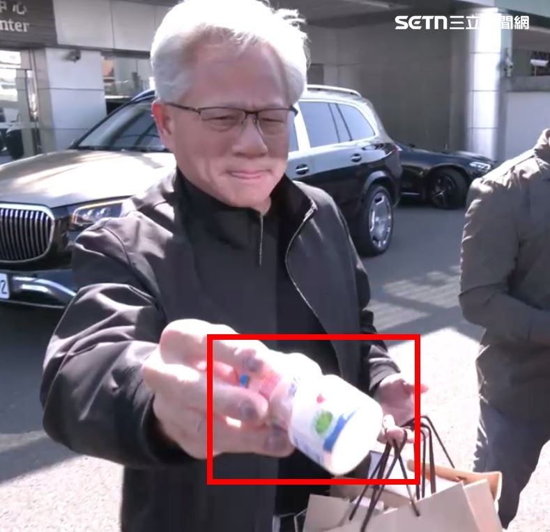 黃仁勳29日下午現身松山機場受訪，親自替粉絲簽名並發放飲料與三明治，展現親民作風，現場氣氛相當熱絡。（圖／三立iNEWS）