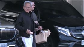 輝達執行長黃仁勳訪台帶來重磅利多！證實下一代「Vera Rubin」平台六款晶片已全面在台積電量產，盛讚台積電執行力完美。針對中國市場，他透露川普支持 H200 銷中以鞏固美國優勢。面對地緣政治，他定調全球佈局是「產能加法」而非移出台灣，強調核心產能續留台灣，並點出能源將是 AI 新工業革命的決勝關鍵。（圖／三立新聞）