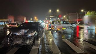 宜蘭救護車鳴笛遭撞擊！監視器驚悚畫面曝