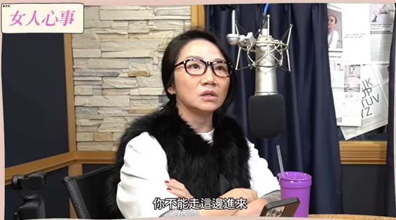 陶晶瑩則分享一段讓她印象深刻的「陪逛經驗」，她曾與三位貴婦朋友出國旅遊，順道前往精品店取包，一到門口，朋友們便緊張提醒：「這次一定要走對門。」原因是上回誤從另一個入口進去，曾被櫃員冷眼對待。（圖／翻攝自陶晶瑩fun人生YT）