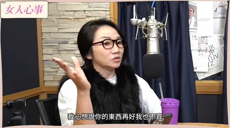 陶晶瑩曾分享一段印象深刻的經歷：她與朋友進入精品店，櫃姐說要「進去看看」，結果一走就是五到十分鐘，幾人只能站在原地等候，彷彿被晾在一旁「罰站」。（圖／翻攝自陶晶瑩fun人生YT）