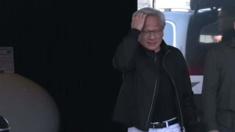 黃仁勳現身松機發紅包 第一站行程曝光