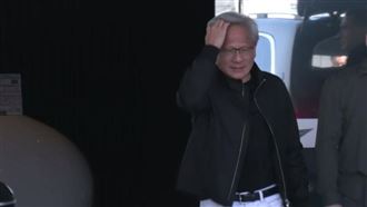 黃仁勳現身松機發紅包　第一站行程曝光