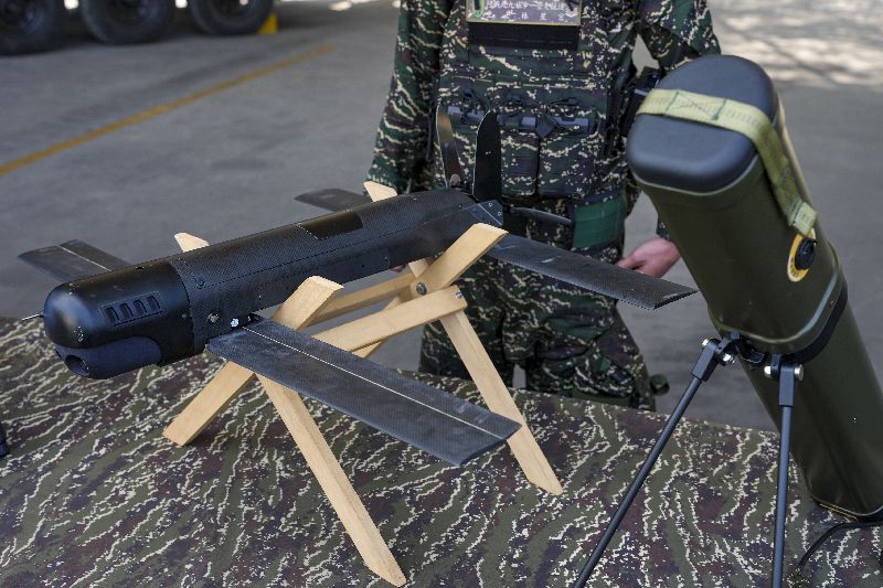 國防部國軍春節加強戰備媒體邀訪29日進入第3天，現場展示出勁蜂1型攻擊型無人機，呈現出筒射起飛不回收的特性