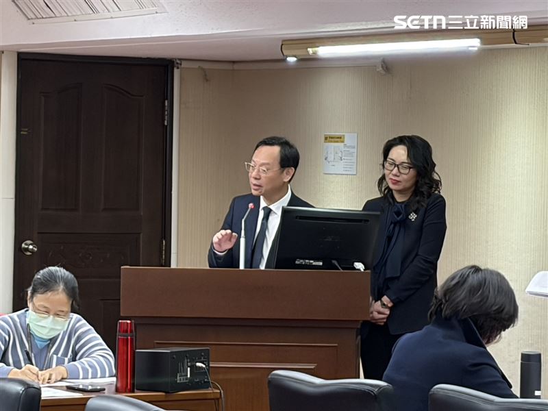 醫師加班費免稅,石崇良(左)說預計農曆年前發函財政部。醫界對此肯定,認為能有效留才。(圖/記者簡浩正攝影)