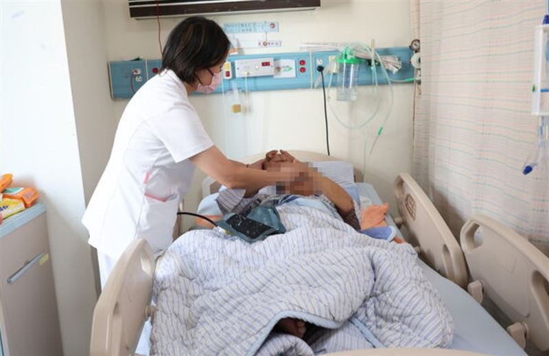 陳女肋骨斷裂處高達21處，腰椎、骨盆、左腳脛骨全骨折，奇蹟般撿回一命。（圖／彰化醫院提供）