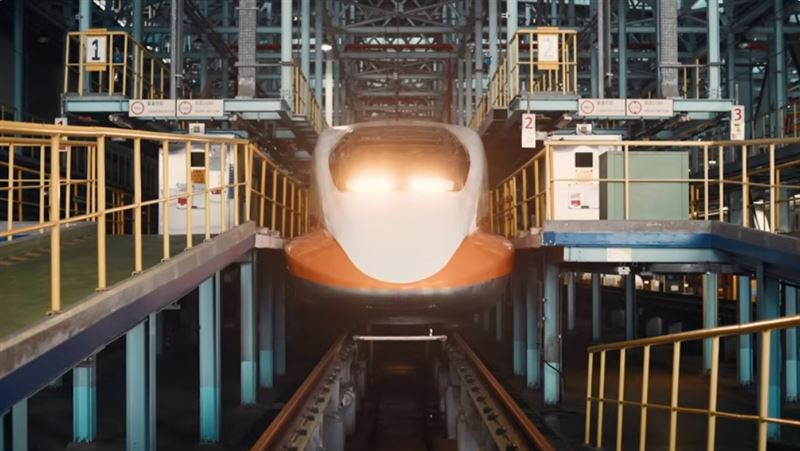 台灣高鐵昨（28）日推出全新形象影片，鏡頭不再聚焦列車奔馳的白天場景，而是回到深夜，記錄高鐵人在營運結束後、旅客看不見的關鍵時刻。（圖／台灣高鐵提供）