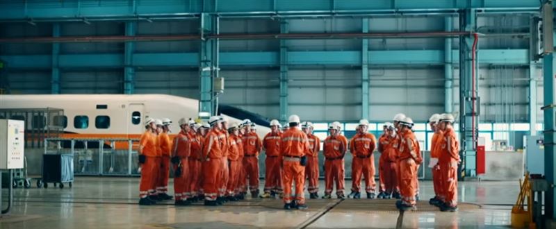 台灣高鐵公司表示，正是維修同仁在夜間分秒必爭、維持列車與軌道高度妥適率，才能支撐高鐵運量持續創新高，成為營運安全與穩定不可或缺的關鍵力量。（圖／台灣高鐵提供）