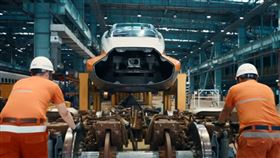 台灣高鐵昨（28）日推出全新形象影片，鏡頭不再聚焦列車奔馳的白天場景，而是回到深夜，記錄高鐵人在營運結束後、旅客看不見的關鍵時刻。（圖／台灣高鐵提供） 