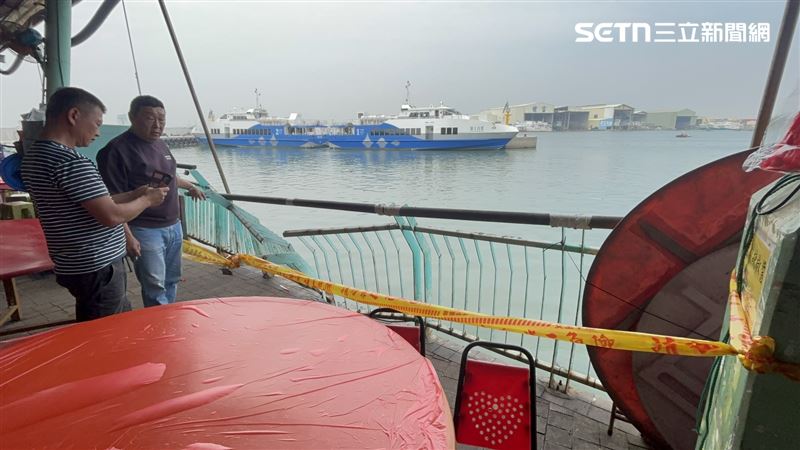 一名19歲女子正好坐在欄杆旁吃海產，意外當下首當其衝。（圖／民眾提供）