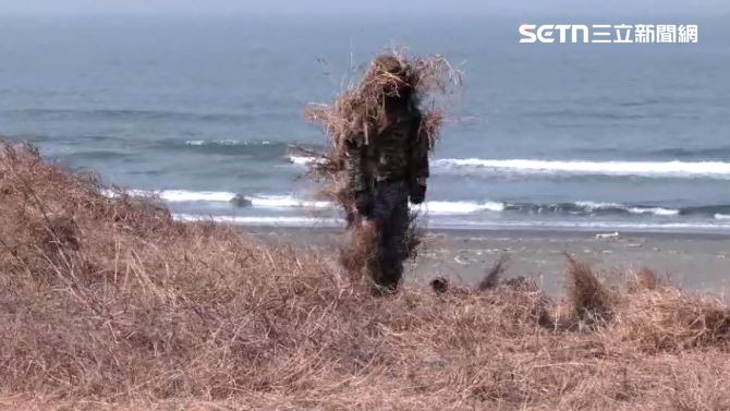 T112狙擊手向媒體展示其偽裝技術。（圖／翻攝畫面）