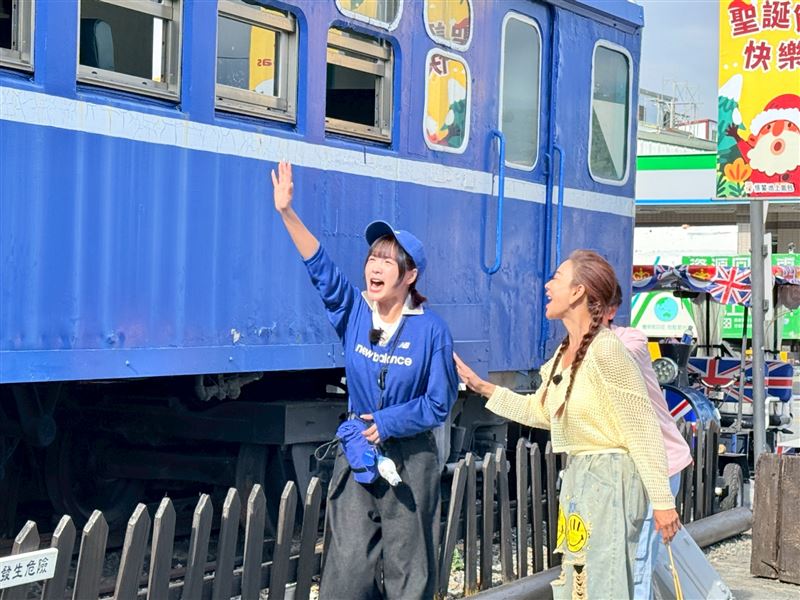 籃籃(左)跟楊繡惠互動。(圖/民視提供)