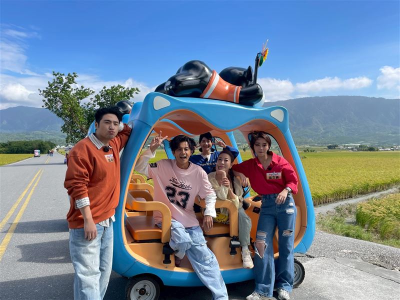 鹿希派(左起)、阿翔、楊繡惠跟張文綺到台東。(圖/民視提供)