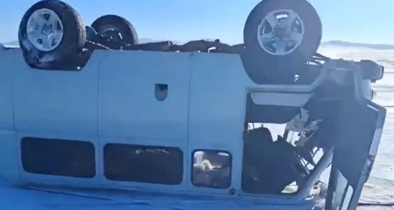 一輛載著眾多遊客的車，在俄羅斯貝加爾湖冰面上翻覆。（圖／翻攝自新京報）