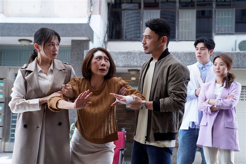 左起李杏、郎祖筠、阿KEN、詹懷雲、郭書瑤 本週有精彩對手戲。(圖/彼此影業 提供)