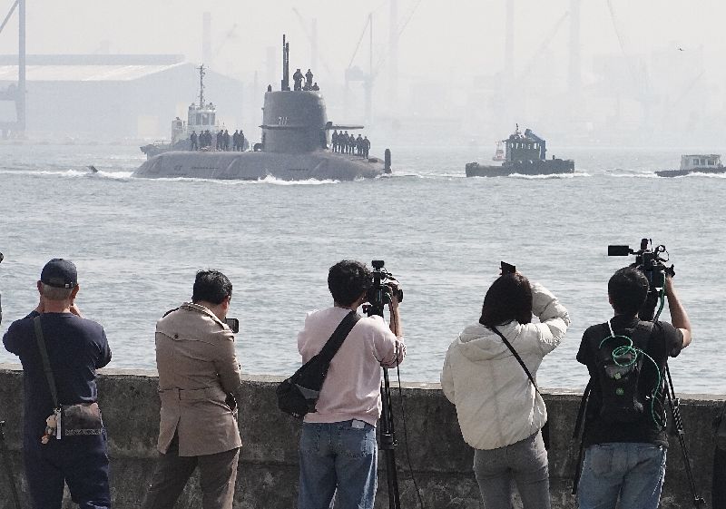 海鯤艦駛出船塢後，軍事迷、媒體聚集在岸際拍攝。（圖／中央社）