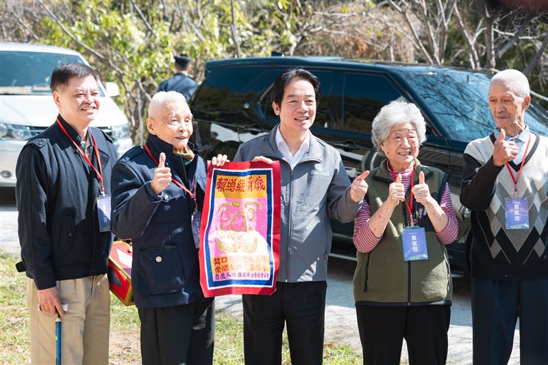 99歲的鐘波球大秀魔術，變出一幅自製畫，讓賴清德直呼「不敢當」（圖／總統府提供）