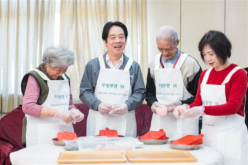 總統賴清德出席弘道老人福利基金會「寒冬助老拜早年陪伴獨居長輩圍爐」（圖／總統府提供）