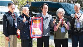 總統賴清德出席弘道老人福利基金會「寒冬助老拜早年陪伴獨居長輩圍爐」（圖／總統府提供） 