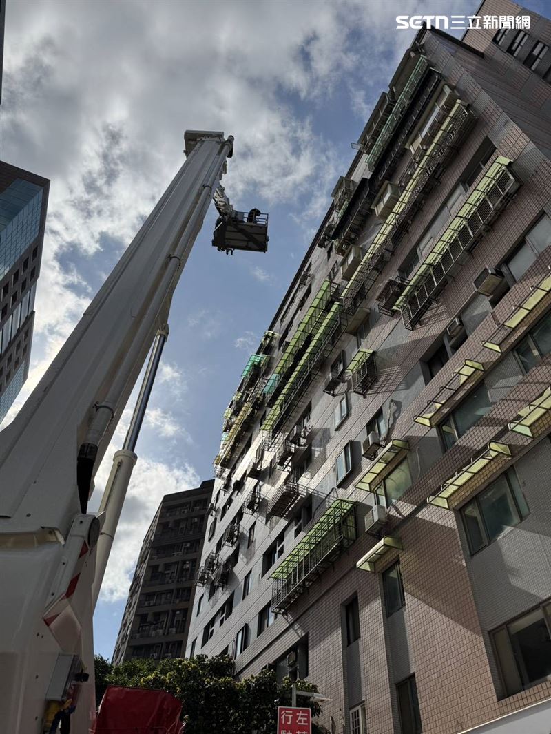 北市葉女獨坐自家12樓陽台驚動警消救援。（圖／翻攝畫面）
