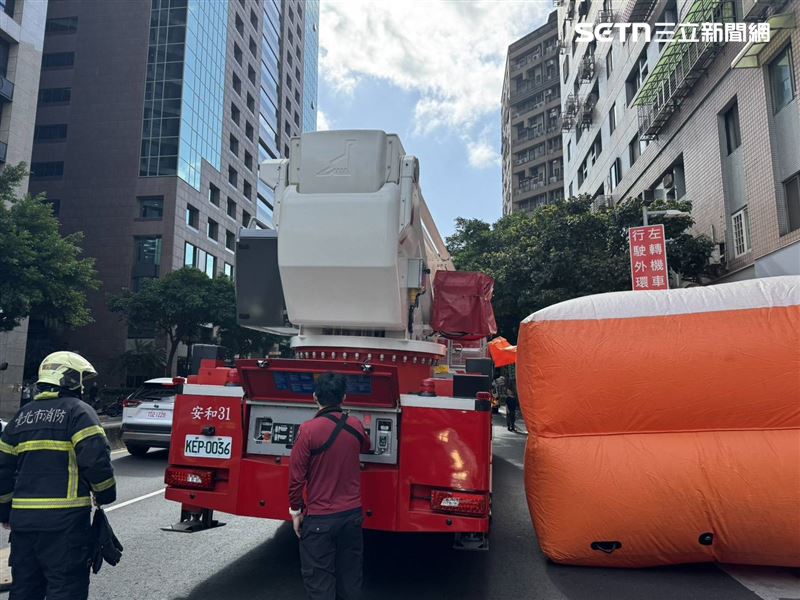 北市葉女獨坐自家12樓陽台驚動警消救援。（圖／翻攝畫面）