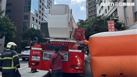 北市葉女獨坐自家12樓陽台驚動警消救援。（圖／翻攝畫面）